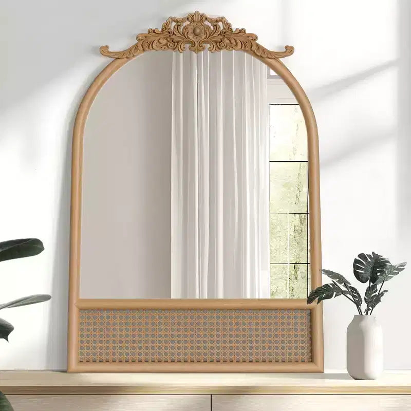 Specchio da Parete con Cornice in Legno ad Arco Classico Intagliato e Fondo in Rattan