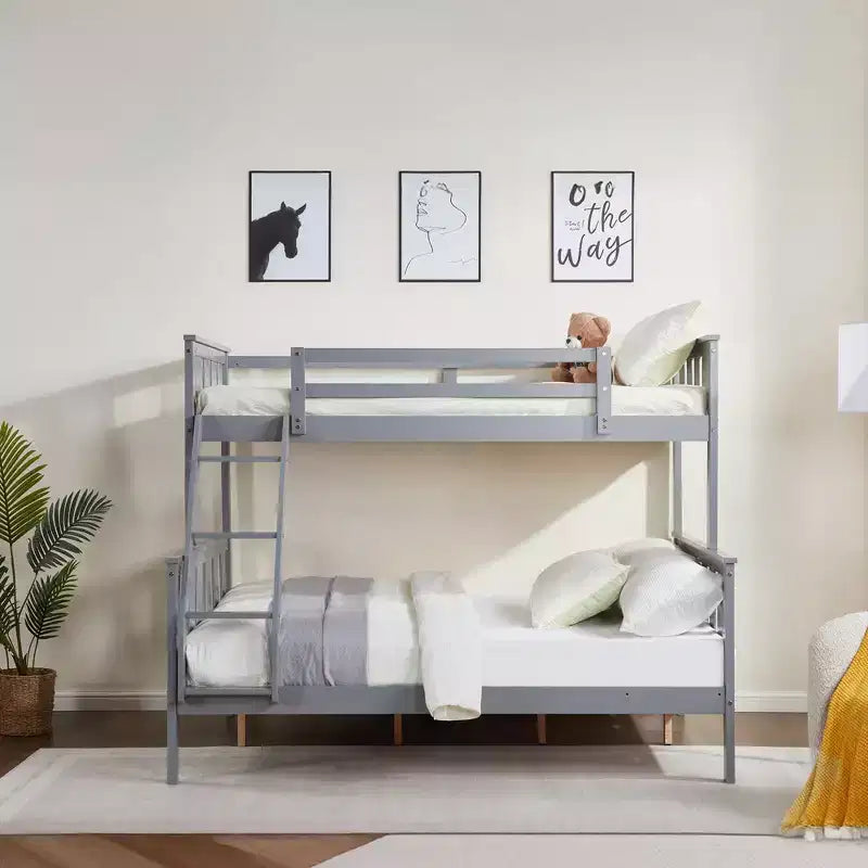 Letto a castello singolo sopra matrimoniale con scaletta, struttura in legno con spondine alte per bambini, non necessita di rete a molle, robusto e salvaspazio, grigio
