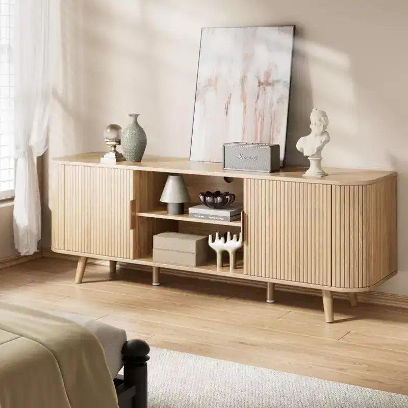 Mobile porta TV da 55 pollici per camera da letto e soggiorno, mobile porta TV in rovere per TV fino a 65 pollici, mobile TV moderno di metà secolo con dettagli in legno scanalato e gestione dei cavi