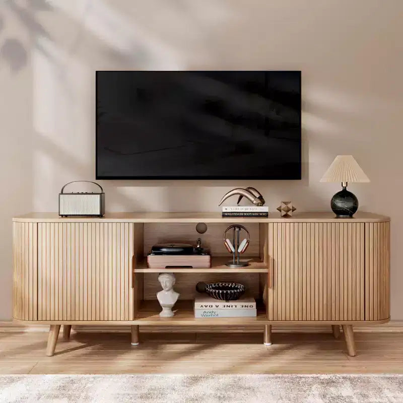 Mobile porta TV da 55 pollici per camera da letto e soggiorno, mobile porta TV in rovere per TV fino a 65 pollici, mobile TV moderno di metà secolo con dettagli in legno scanalato e gestione dei cavi