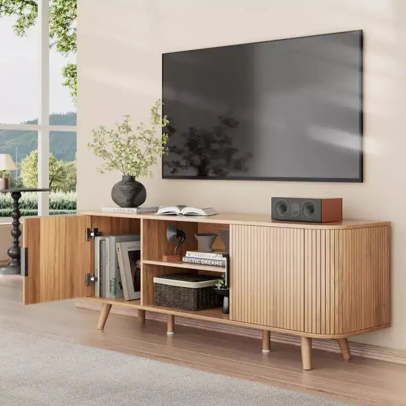 Mobile porta TV da 55 pollici per camera da letto e soggiorno, mobile porta TV in rovere per TV fino a 65 pollici, mobile TV moderno di metà secolo con dettagli in legno scanalato e gestione dei cavi