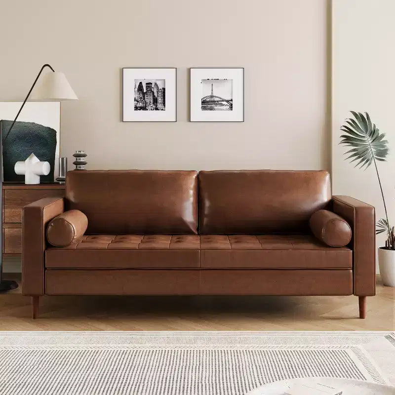 Divano a 3 posti in pelle sintetica, divano moderno di metà secolo con design trapuntato, gambe in legno massello, 2 cuscini a rullo