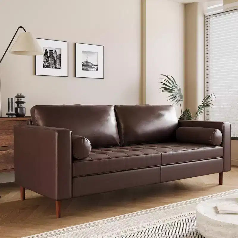 Divano a 3 posti in pelle sintetica, divano moderno di metà secolo con design trapuntato, gambe in legno massello, 2 cuscini a rullo