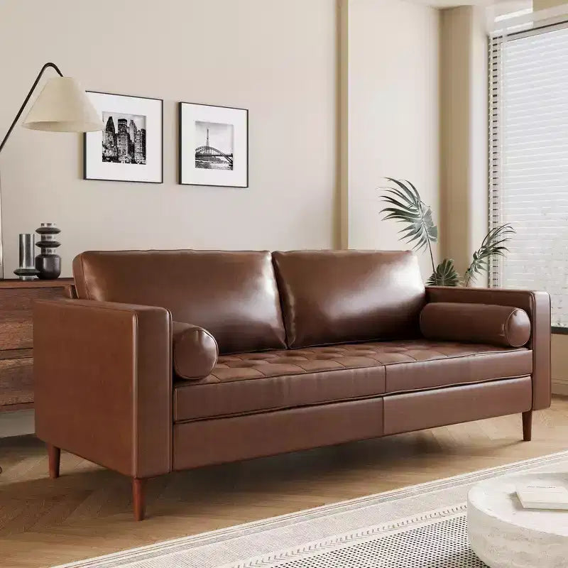 Divano a 3 posti in pelle sintetica, divano moderno di metà secolo con design trapuntato, gambe in legno massello, 2 cuscini a rullo